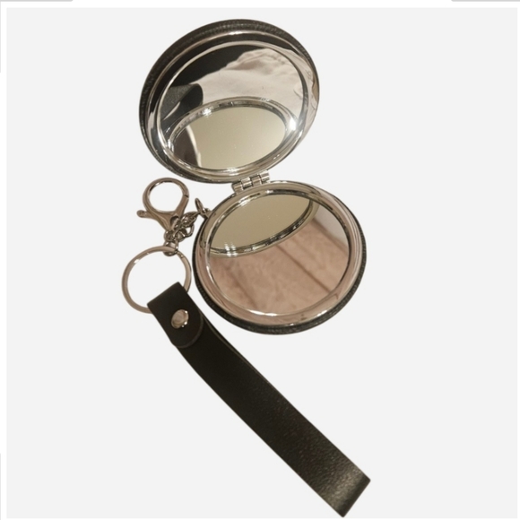 Unbranded Compact Mirror Keychain - Picture 2 of 4